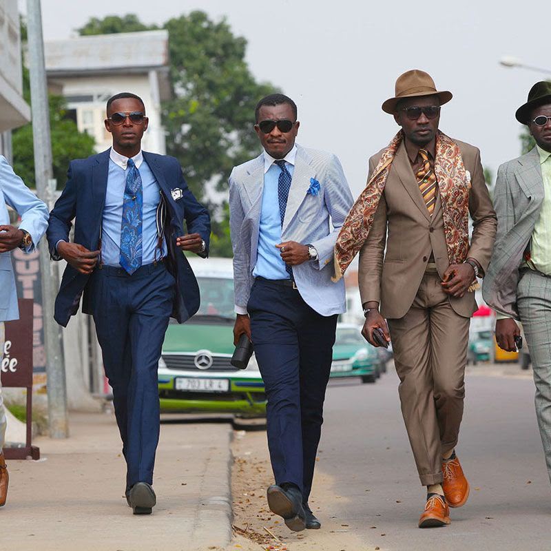 Sapeurs en pleine parade dans les rues de Brazzaville
